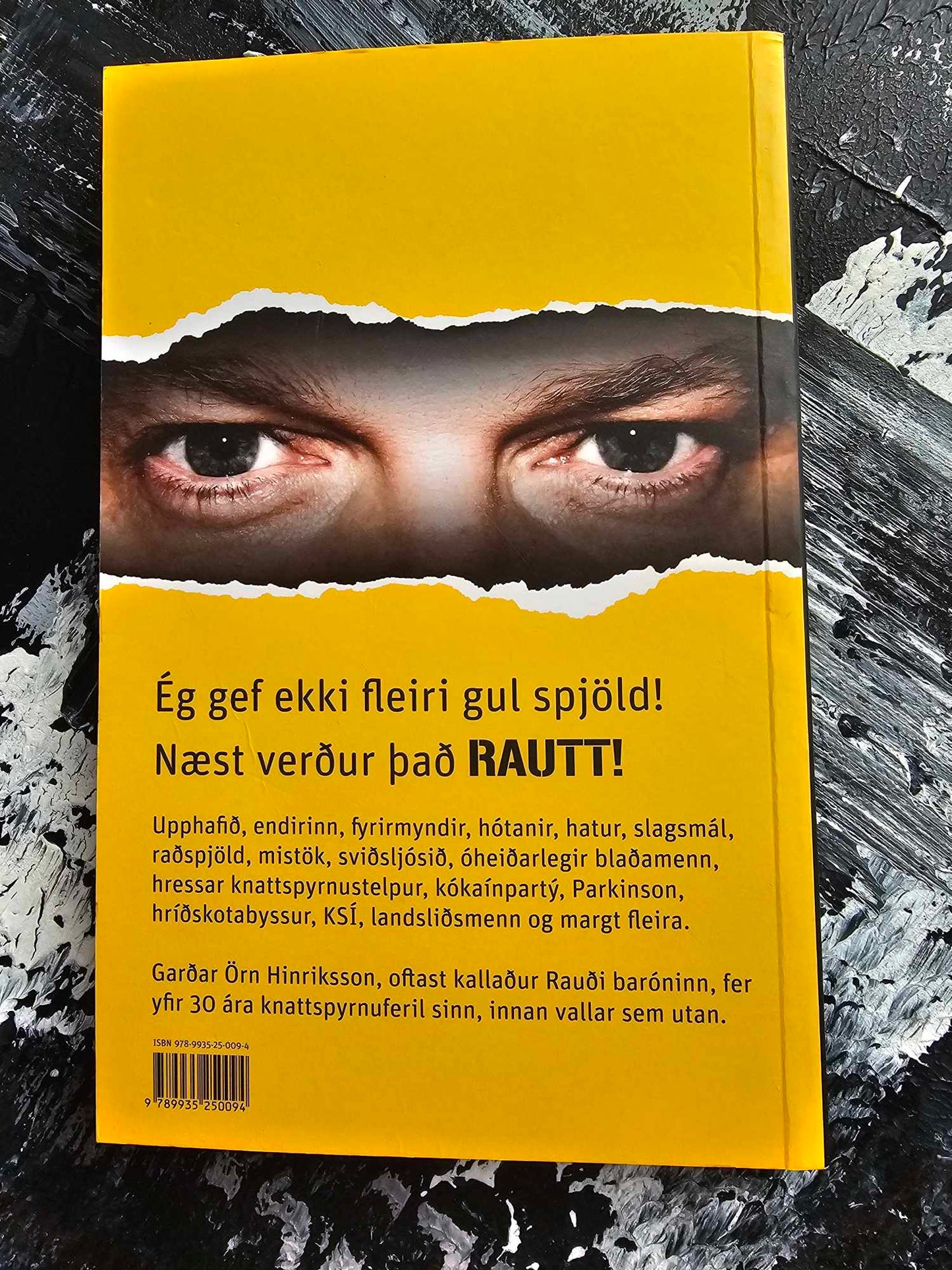 Rauði baróninn: Saga umdeildasta knattspyrnudómara Íslandssögunnar